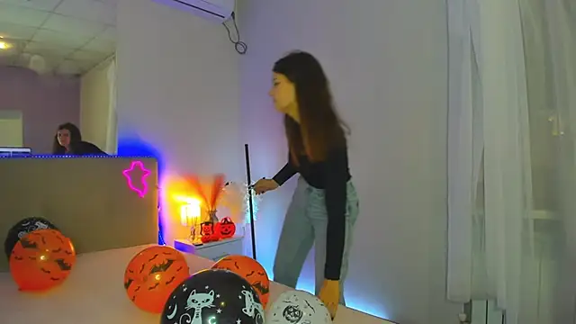 Laura Leee online show from 10-23-25, 05:29