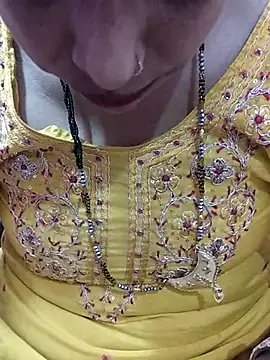 Snapshot of Urmila_bhabhii chatting on 02-19-25, 06:22 Urmila bhabhii online show from 02-19-25, 06:22