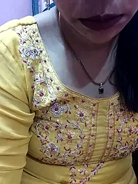 Snapshot of Urmila_bhabhii chatting on 03-08-25, 04:39 Urmila bhabhii online show from 03-08-25, 04:39