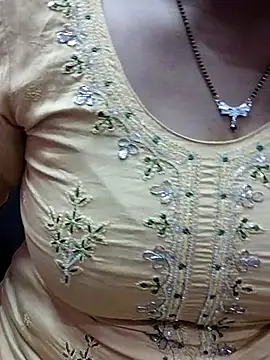 Snapshot of Urmila_bhabhii chatting on 03-10-25, 08:48 Urmila bhabhii online show from 03-10-25, 08:48