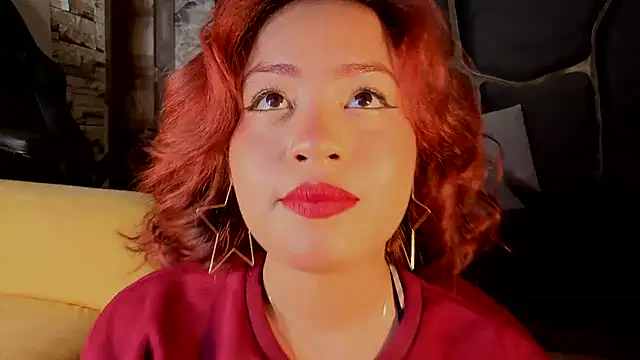 Estrella05  online show from 10-30-25, 04:47