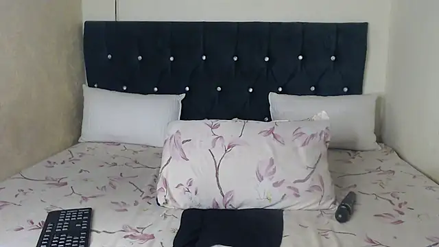 Snapshot of BhadBhad_Kitty chatting on 12-06-24, 01:51 BhadBhad Kitty online show from 12-06-24, 01:51