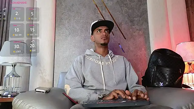 Snapshot of AaronCruz_ chatting on 11-07-25, 04:18 AaronCruz online show from 11-07-25, 04:18