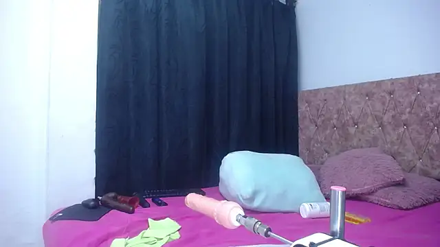 Snapshot of Roxy-Smith chatting on 08-03-26, 12:42 Roxy-Smith online show from 08-03-26, 12:42