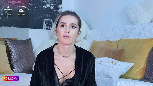 Sarah-Hart online show from 11-28-25, 01:36