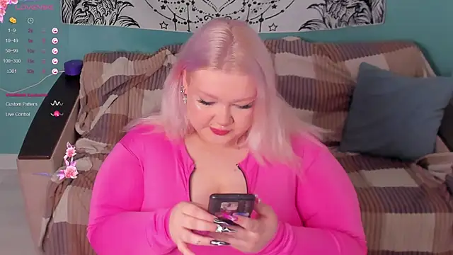 Snapshot of LilyBelll chatting on 12-02-24, 04:20 LilyBelll online show from 12-02-24, 04:20