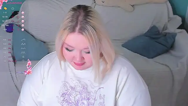 Snapshot of LilyBelll chatting on 02-05-25, 12:06 LilyBelll online show from 02-05-25, 12:06