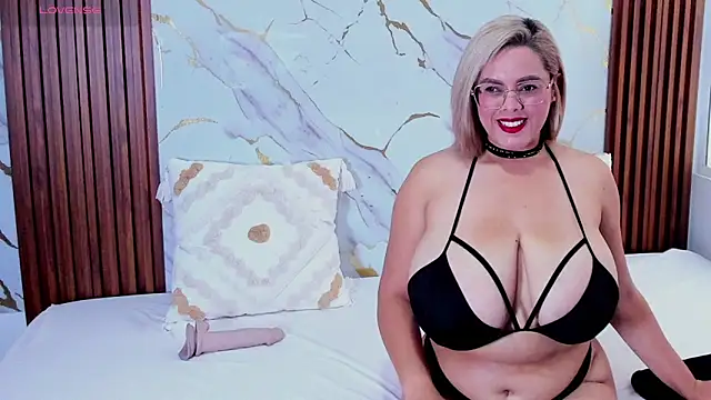 Snapshot of AdelyGinn chatting on 01-19-26, 02:10 AdelyGinn online show from 01-19-26, 02:10