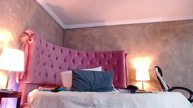 Snapshot of GabyPetit chatting on 02-01-25, 04:22 GabyPetit online show from 02-01-25, 04:22