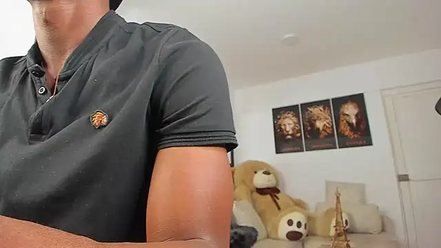 Snapshot of smit_hot_sr chatting on 01-16-25, 03:23 smit hot sr online show from 01-16-25, 03:23