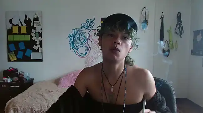 Snapshot of fenixmfx19 chatting on 01-08-25, 05:05 fenixmfx19 online show from 01-08-25, 05:05