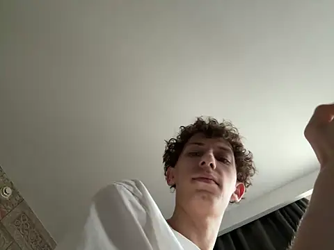 Snapshot of oypo chatting on 02-14-25, 11:42 oypo online show from 02-14-25, 11:42