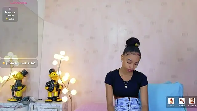 Snapshot of littleebonymommy chatting on 06-25-26, 07:51 littleebonymommy online show from 06-25-26, 07:51