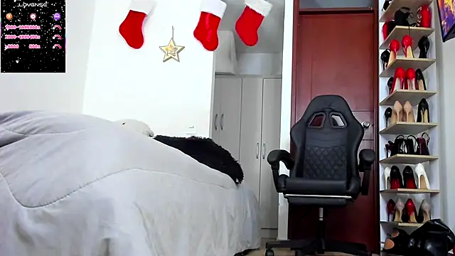 Snapshot of SophieBaker__ chatting on 12-21-25, 01:35 SophieBaker online show from 12-21-25, 01:35