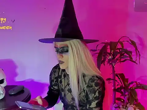 Snapshot of Regiina_Doll chatting on 10-10-25, 02:10 Regiina Doll online show from 10-10-25, 02:10