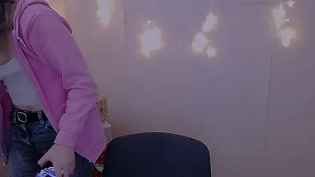 Snapshot of Sweet_Doll_Luna chatting on 12-18-24, 02:17 Sweet Doll Luna online show from 12-18-24, 02:17