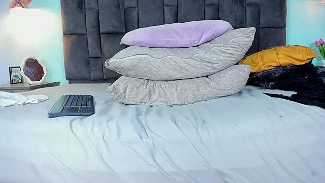 DulceAurora   online show from 02-18-25, 05:42