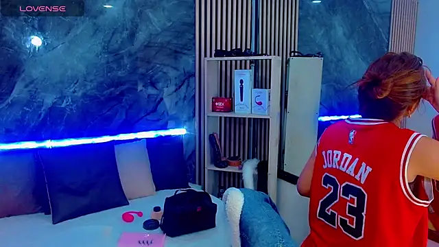 Snapshot of Isalombardi chatting on 09-28-25, 02:50 Isalombardi online show from 09-28-25, 02:50