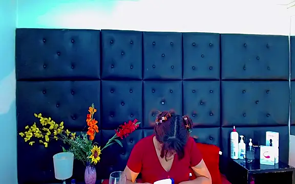 Snapshot of Isalombardi chatting on 02-11-26, 03:33 Isalombardi online show from 02-11-26, 03:33