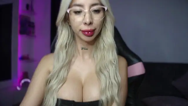 Snapshot of stephaniedj1 chatting on 10-17-25, 10:23 stephaniedj1 online show from 10-17-25, 10:23