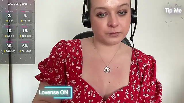 Snapshot of NaughtyWifeUK chatting on 02-18-25, 02:59 NaughtyWifeUK online show from 02-18-25, 02:59