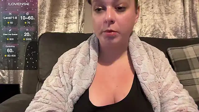 Snapshot of NaughtyWifeUK chatting on 01-09-26, 12:35 NaughtyWifeUK online show from 01-09-26, 12:35