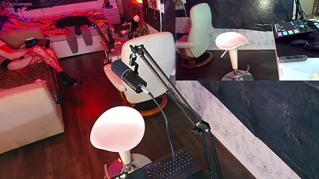 Snapshot of Doggyray44 chatting on 12-21-24, 07:27 Doggyray44 online show from 12-21-24, 07:27