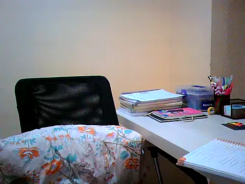 Snapshot of maliamiller chatting on 10-30-25, 06:15 maliamiller online show from 10-30-25, 06:15