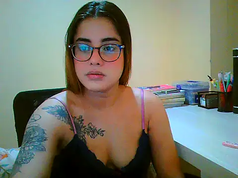 Snapshot of maliamiller chatting on 11-07-25, 09:31 maliamiller online show from 11-07-25, 09:31