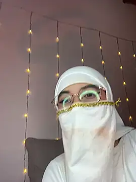 Snapshot of Maisa_issa chatting on 03-03-25, 04:35 Maisa issa online show from 03-03-25, 04:35