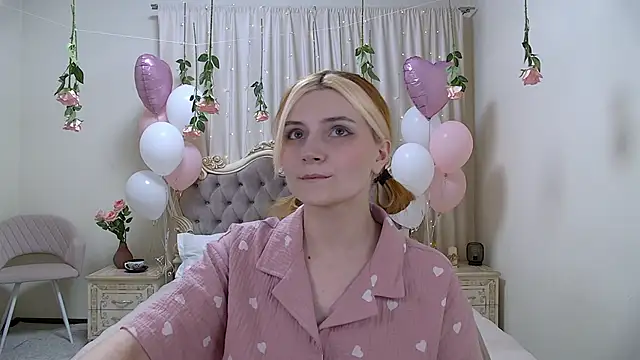 Snapshot of KellyStone chatting on 02-18-25, 05:31 KellyStone online show from 02-18-25, 05:31