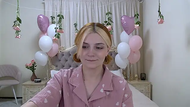 Snapshot of KellyStone chatting on 02-18-25, 08:36 KellyStone online show from 02-18-25, 08:36