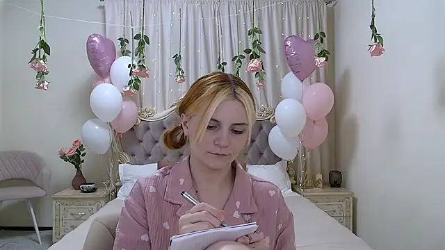 Snapshot of KellyStone chatting on 02-19-25, 02:44 KellyStone online show from 02-19-25, 02:44