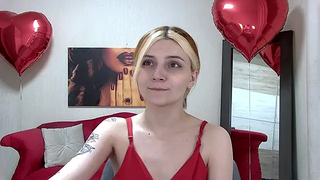 Snapshot of KellyStone chatting on 02-19-25, 11:46 KellyStone online show from 02-19-25, 11:46