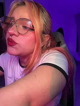 SophiaWeestt99 online show from 06-22-26, 01:07