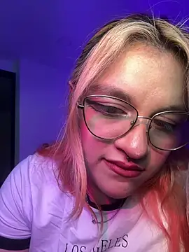 SophiaWeestt99 online show from 06-22-26, 03:25