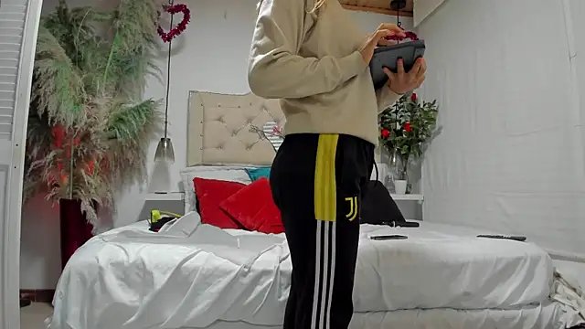 Snapshot of Samanthahavery44 chatting on 10-15-25, 04:01 Samanthahavery44 online show from 10-15-25, 04:01