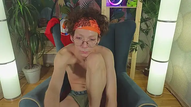 Snapshot of TommieH chatting on 03-08-25, 08:44 TommieH online show from 03-08-25, 08:44