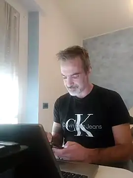 Snapshot of Marcolino183 chatting on 03-13-25, 03:28 Marcolino183 online show from 03-13-25, 03:28