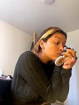 baby lizy online show from 10-26-25, 06:14