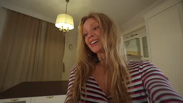 Snapshot of HeyBananas chatting on 11-16-25, 06:02 HeyBananas online show from 11-16-25, 06:02