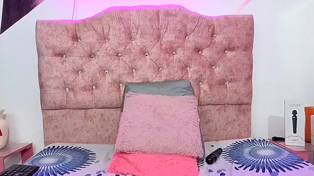 Snapshot of Kitten_Hot_ chatting on 10-28-25, 05:22 Kitten Hot online show from 10-28-25, 05:22