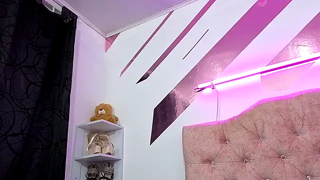 Snapshot of Kitten_Hot_ chatting on 11-07-25, 01:49 Kitten Hot online show from 11-07-25, 01:49