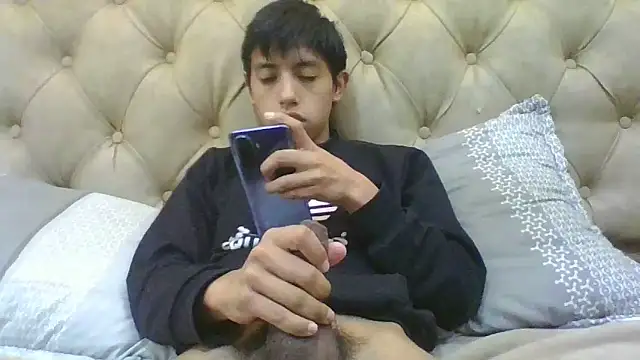 Snapshot of danuel23 chatting on 12-21-24, 02:37 danuel23 online show from 12-21-24, 02:37