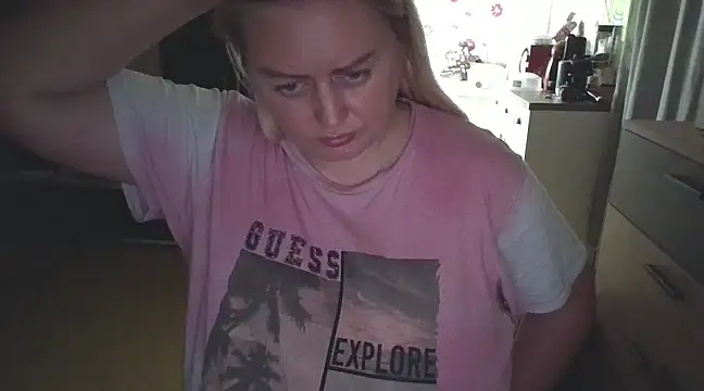 Snapshot of Meliss_Official9 chatting on 02-12-25, 09:43 Meliss Official9 online show from 02-12-25, 09:43