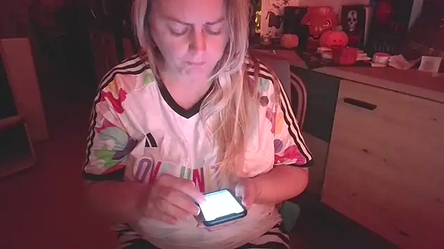 Snapshot of Meliss_Official9 chatting on 10-20-25, 08:20 Meliss Official9 online show from 10-20-25, 08:20