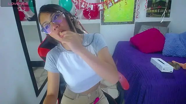Snapshot of Catalehia_Milk chatting on 02-20-25, 07:30 Catalehia Milk online show from 02-20-25, 07:30
