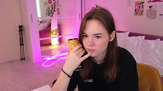 Snapshot of LindaRobertz chatting on 03-21-25, 09:12 LindaRobertz online show from 03-21-25, 09:12