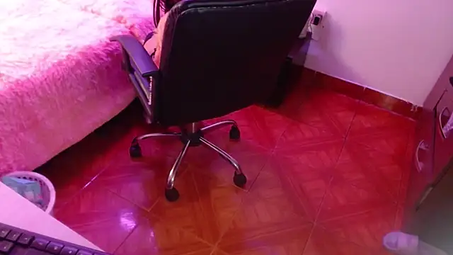 Snapshot of Miia-fox chatting on 12-18-24, 10:35 Miia-fox online show from 12-18-24, 10:35