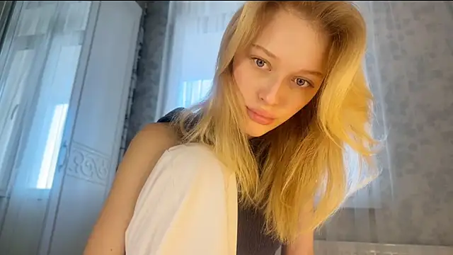 Evvie Summn1 online show from 03-01-25, 04:04